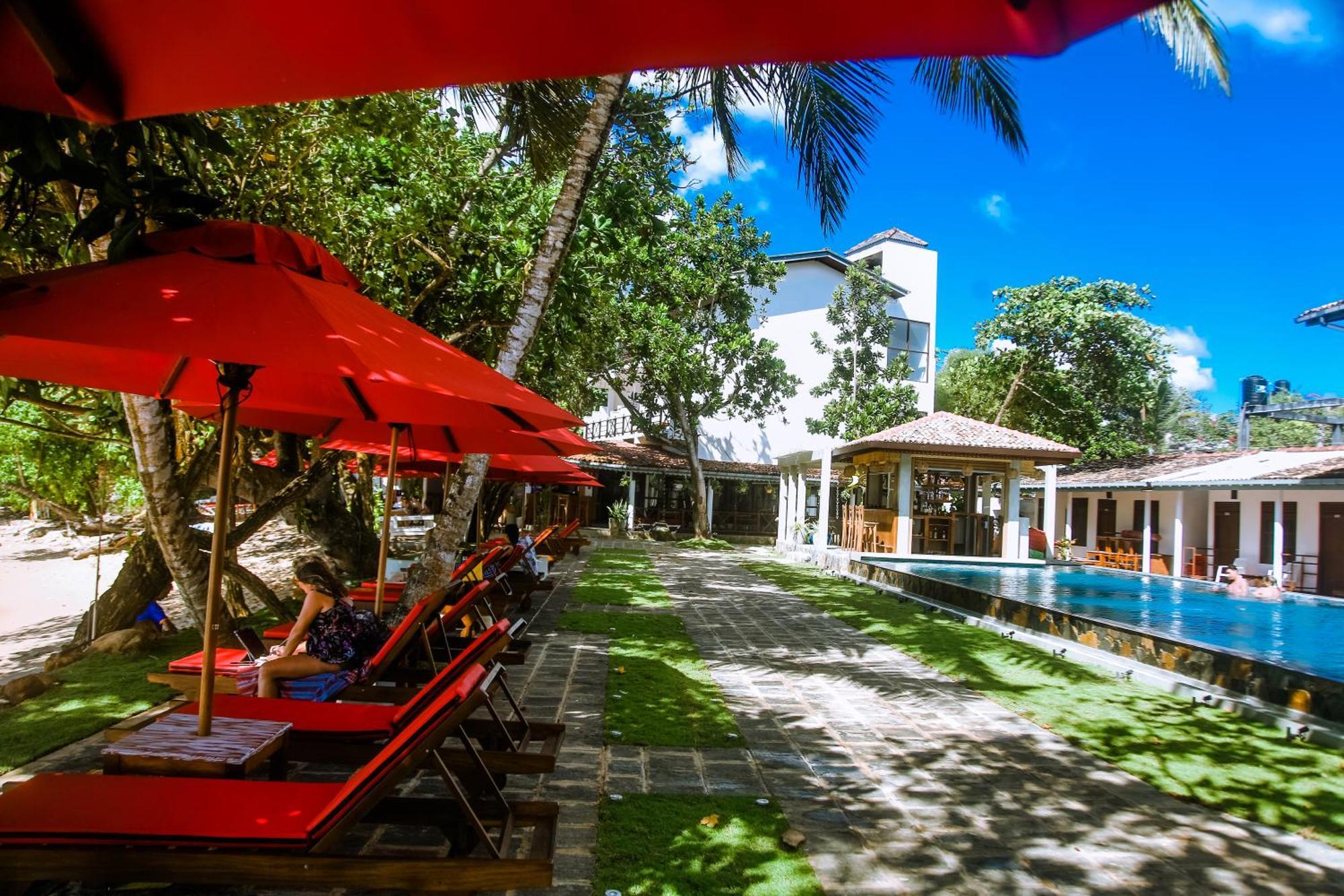Hotel Surf Sea Breeze Mirissa Exterior foto